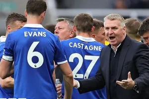 HLV Dean Smith chỉ giúp Leicester thắng 1 sau 7 trận cầm quân từ khi thay Brendan Rodgers.
