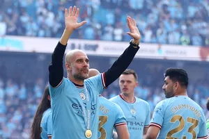 HLV Pep Guardiola chia sẻ niềm vui thắng danh hiệu Premier League thứ 5 với người hâm mộ.