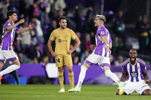 Khi Barcelona ban phát điểm số, Valladolid là đội hưởng lợi trong cuộc đua trụ hạng.