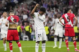 Rodrygo, một đồng hương của Vinicius, đã ăn mừng bàn ấn định chiến thắng trong tư thế phản đối nạn phân biệt chủng tộc. 