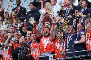 Luton đánh bại Coventry 6-5 sau loạt sút luân lưu trong trận chung kết play-off thăng hạng.