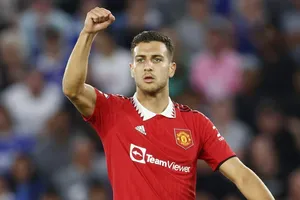 Diogo Dalot đã ký một hợp đồng mới sẽ giữ anh ở lại Old Trafford cho đến ít nhất là năm 2028.