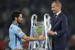 Chủ tịch Aleksander Ceferin trao chiếc cúp danh giá nhất thế giới cấp CLB là Champions League.