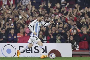 Lionel Messi chơi bóng trong sân vận động chật kín người ở quê nhà ngay trong ngày sinh nhật thứ 36.