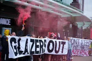 Người hâm mộ biểu tình trước cửa hàng ở sân Old Trafford nhằm phản đối giới chủ nhà Glazer.