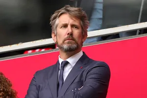 Tình trạng của cựu thủ môn Edwin van der Sar vẫn đáng lo ngại sau khi bị xuất huyết não.