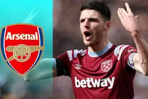 Declan Rice đang tập luyện một mình ở Bồ Đào Nha trong khi chờ kết thúc vụ chuyển nhượng. 