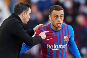 Hậu vệ phải Sergino Dest tiết lộ HLV Xavi Hernandez “hứa” dành cho anh cơ hội thứ 2.