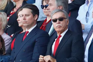 Stan Kroenke (phải) và con trai Josh, người đang đảm nhận vai trò Giám đốc của Arsenal.