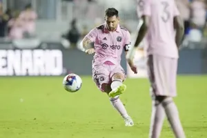 Lionel Messi tung cú sút phạt sở trường giúp đội Inter Miami thắng 2-1 trước Cruz Azul.