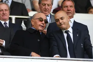 Chủ sở hữu của Tottenham, Joe Lewis (trái) đã chỉ thị cho Chủ tịch Daniel Levy rằng ông không không muốn mất trắng Harry Kane vào mùa hè tới.