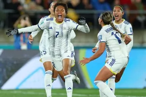 Sarina Bolden ghi bàn thắng lịch sử cho Philippines từ pha dứt điểm đầu tiên vào khung thành.