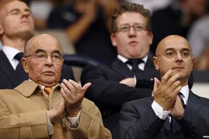 Joe Lewis (trái) và Chủ tịch Daniel Levy dự khán trận đấu của Tottenham.
