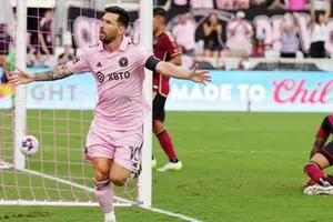 Lionel Messi đá chính và ghi hai bàn chỉ trong 22 phút đầu tiên.