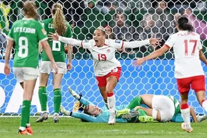 Canada vượt qua những rắc rối lớn để ngược dòng thắng lại CH Ailen 2-1