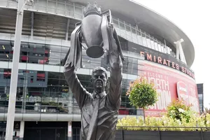 Tượng HLV Arsene Wenger nâng cao cúp vô địch Premier League được khánh thành bên ngoài sân Emirates.