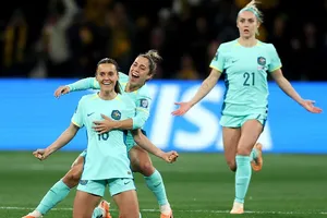 Tiền vệ Haley Raso ghi cú đúp ngay trong hiệp một giúp Australia tự tin quật ngã Canada 4-0.