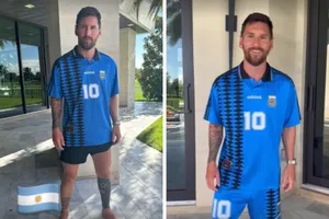 Lionel Messi bất ngờ chia sẻ 2 bức ảnh trong chiếc áo đội tuyển Argentina mà cố huyền thoại Diego Maradona đã mặc tại World Cup 1994.