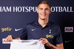 Trung vệ Micky van de Ven gia nhập Tottenham từ Wolfsburg với giá hơn 43 triệu bảng.
