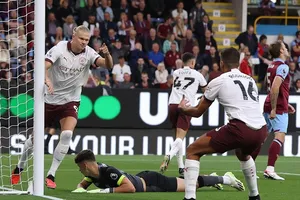 Erling Haaland đã nhanh chóng tỏa sáng với cú đúp trong chiến thắng 3-0 trên sân Burnley.