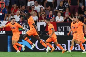 Valencia đã giành chiến thắng 2-1 trước chủ nhà Sevilla phải chơi thiếu người.