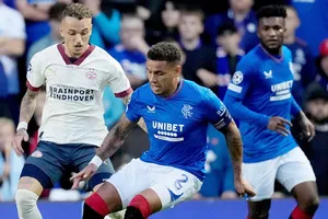 Rangers hai lần hoang phí lợi thế dẫn bàn để PSV Eindhoven cầm hòa 2-2 ở lượt đi vòng play-off Champions League.