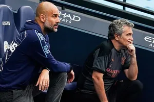 Trợ lý Juanma Lillo luôn sát cánh với Pep Guardiola trên sân đấu.