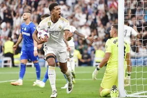 Jude Bellingham ghi bàn ở phút bù giờ thứ 5 giúp Real Madrid ngược dòng thắng Getafe 2-1.