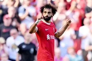 Mohamed Salah mừng bàn ấn định chiến thắng 3-0 của Liverpool trước Aston Villa.