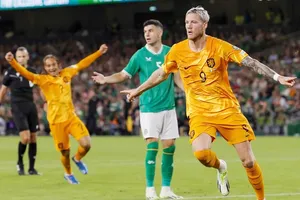 Wout Weghorst ghi bàn quyết định chiến thắng 2-1 của tuyển Hà Lan trên sân CH Ailen.