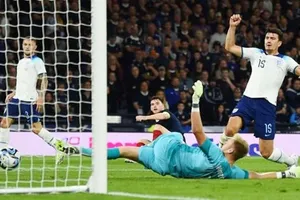 Harry Maguire sau khi vào sân đã vụng về ghi bàn phản lưới nhà.