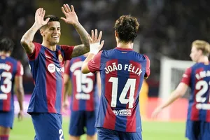 Các tân binh Joao Cancelo và Joao Felix ghi bàn giúp Barcelona đè bẹp Real Betis 5-0.