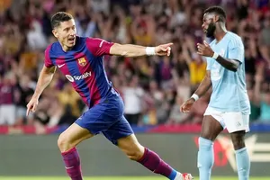 Robert Lewandowski ghi 2 bàn thắng muộn giúp Barcelona ngược dòng thắng Celta Vigo 3-2.