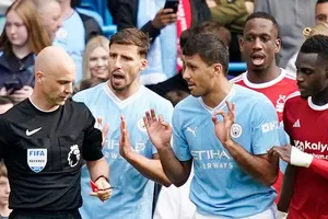 Rodri có tiếng điềm đạm nhưng bất ngờ mất kiểm soát và nhận thẻ đỏ trực tiếp.