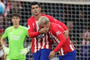 Atletico Madrid đánh bại Real Madrid 3-1 trong trận derby đầu tiên của mùa giải.