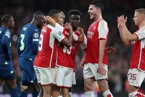 Arsenal trở lại với Champions League bằng phong độ bùng nổ thắng 4-0 trước PSV Eindhoven.