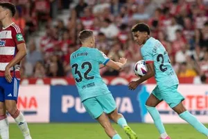 Lamine Yamal trở thành cầu thủ ghi bàn trẻ nhất ở La Liga nhưng Barcelona chỉ hòa 2-2 trên sân Granada.