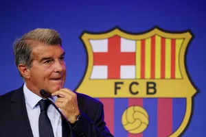 Chủ tịch Joan Laporta không ngừng nghỉ tìm cách đưa Barcelona vượt qua khủng hoảng tài chính.