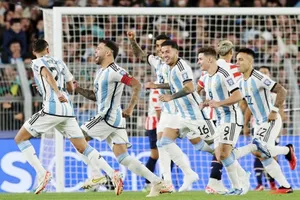 Siêu phẩm của trung vệ Nicolas Otamendi đủ giúp Argentina đánh bại Paraguay 1-0.