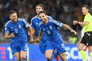 Giacomo Bonaventura trở thành cầu thủ lớn tuổi nhất ghi bàn thắng đầu tiên cho đội tuyển Italy.