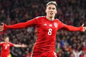 Harry Wilson sắm vai người hùng với cú đúp quan trọng nhất sự nghiệp cùng tuyển Xứ Wales.