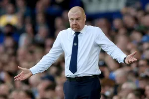 HLV Sean Dyche và Everton đối mặt khó khăn khi chuẩn bị bước vào trận derby Merseyside tại Anfield.