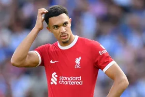 Trent Alexander-Arnold tránh được một tai nạn chết người khi đang lưu thông trong thời tiết mưa bão.