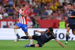 HLV Xavi Hernandez ngạc nhiên khi án treo giò của hậu vệ Nacho Fernandez được giảm bớt.