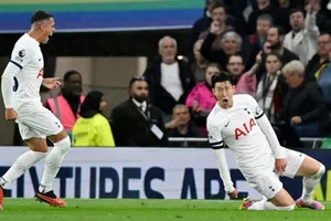 Son Heung-min tiếp tục chơi bùng nổ đưa Tottenham trở lại ngôi đầu sau chiến thắng 2-0 trước Fulham.