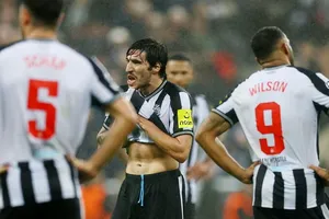 Newcastle đã được Borussia Dortmund “dạy” cho một kinh nghiệm quan trọng tại Champions League sau thất bại 0-1.