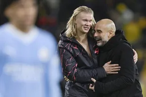 HLV Pep Guardiola vui mừng khi Erling Haaland kết thúc cơn khô hạn bàn thắng.