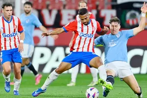 Girona (trái) đã trở lại ngôi đầu La Liga với chiến thắng 1-0 trước Celta Vigo.