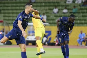 Cristiano Ronaldo và Saido Mane cũng thường chơi trước những khán đài vắng lặng.