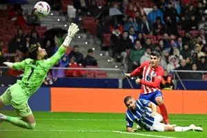 Tiền đạo Alvaro Morata tiếp tục phong độ ghi bàn giúp Atletico Madrid đánh bại Alaves 2-1.